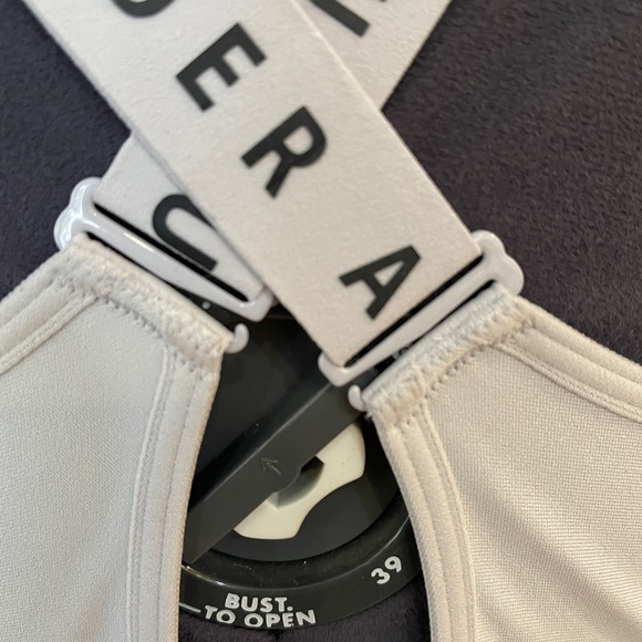 New Under Armour Sports Bra Adjustable Cross Straps LARGE Medium Support NWT - Picture 5 of 9
